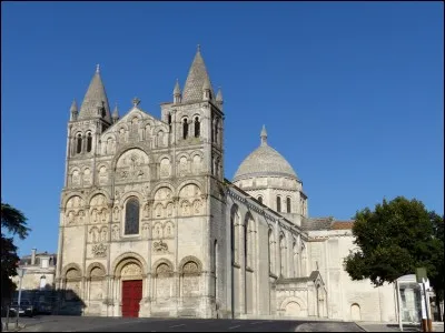 Cette cathédrale, de style roman a été édifiée au début du XIIe siècle, avec une nef sans bas-côtés et recouverte de coupoles. Très endommagée lors des guerres de religion puis largement restaurée au XVIIe et surtout au XIXe avec la modification de la façade et l'ajout d'un dôme. Quelle est cette cathédrale ?