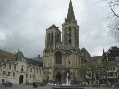 Edifiée à partir de 1160, après la destruction de la cathédrale romane par un incendie, à l'initiative de l'évêque Arnoul, et achevée au début du XIIIe, cette cathédrale des débuts du gothique avec sa nef à piliers massifs, à la tour lanterne caractéristique de l'art normand, s'inspire aussi des premières cathédrales d'Ile-de-France. Quelle est cette cathédrale ?
