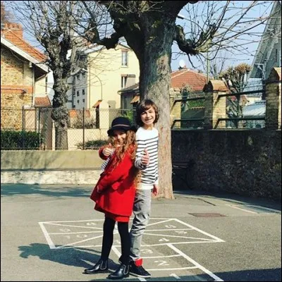 A c&ocirc;t&eacute; de qui est-elle ?