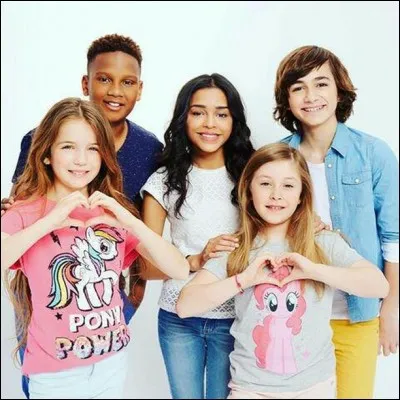 Pour quoi les Kids United sont-ils en train de prendre une photo ?