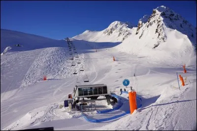 SUPERBAGNERES - Dans quel massif se situe cette station de sports d'hiver ?