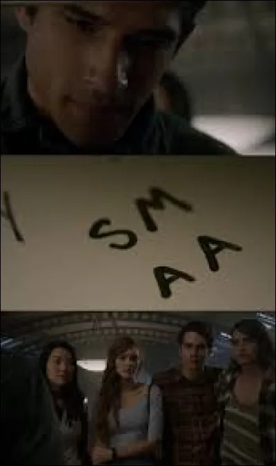 Scott a écrit le prénom d'Alison sur l'étagère de la bibliothèque