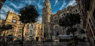 Le centro de Malaga est a moitié pavé.