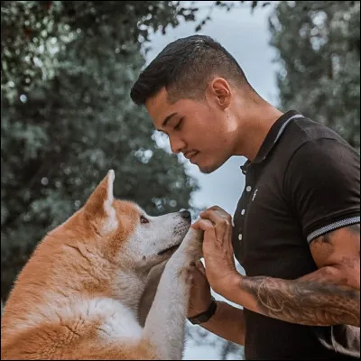 Comment s'appelle le chien d'Aziatomik ?