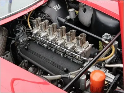 Quelle est la particularité de l'admission du moteur d'une voiture de course ancienne ?