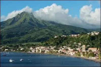Où se situe la Montagne Pelée qui est un volcan actif ?