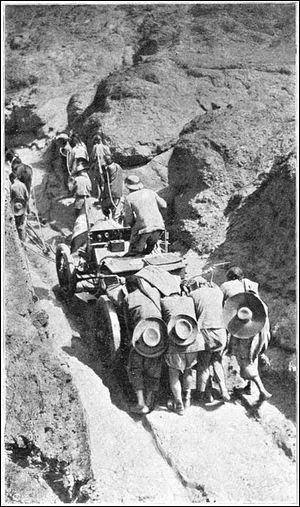 En 1907, cinq voitures s'engagent dans le raid Pkin Paris. le vainqueur arriva  Paris en ...