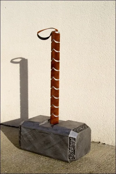 Comment s'appelle le marteau de Thor ?