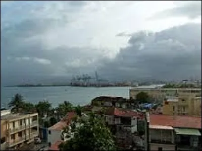 Une fois n'est pas coutume, nous terminons cette balade loin de la métropole. En effet, nous partons nous détendre à Pointe-à-Pitre, ville située dans le département d'outre-mer ...