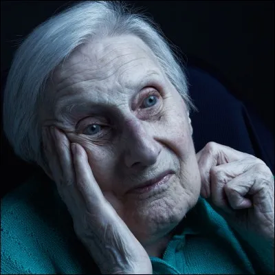 Tu es en retard. Une vieille dame aveugle va traverser la route mais le feu pour les voitures est vert. Que fais-tu ?