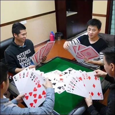 Il sera sans doute un peu plus difficile de cacher ses cartes, et que dire de celui qui va être chargé de les mélanger ! De plus...