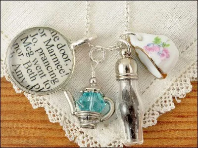 Voici un collier à plusieurs pendentifs, dont la symbolique évoque des personnages attendrissants...