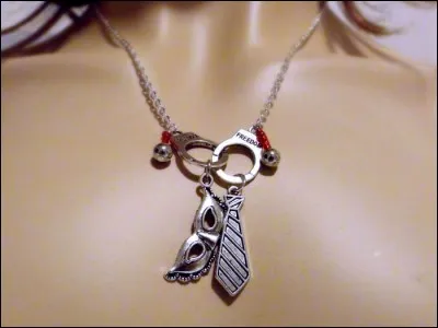 Encore un collier à breloques, dont la nature explicite mènera à la solution