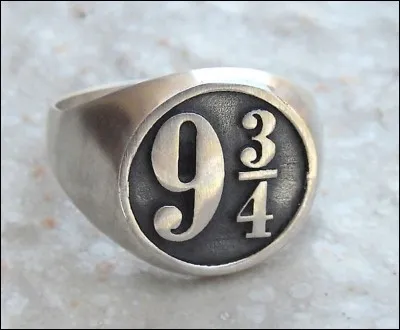 Cette bague porte des chiffres significatifs pour ceux qui ont apprécié l'oeuvre, et qui aiment prendre le train...