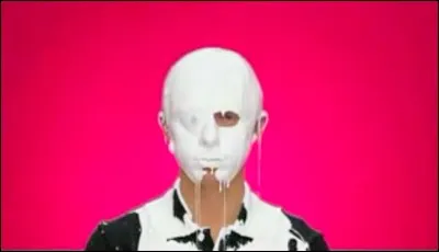 À quelle chanson correspond cette image extraite du clip officiel ?