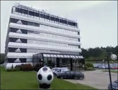 Nous sommes devant le siège social d'Adidas France, à Landersheim. Commune Bas-Rhinoise, elle se situe en région ...