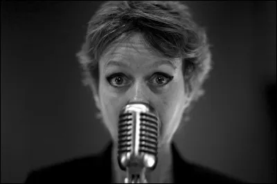 J'ai animé plusieurs jeux sur TF1, je fais aussi du cinéma et je suis facilement reconnaissable physiquement. Qui suis-je ?