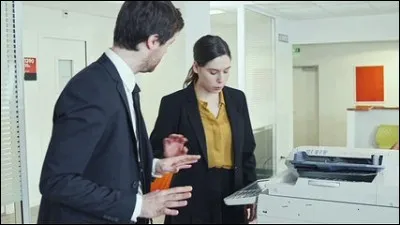 Un collègue de travail, que tu ne fais que croiser dans les couloirs, n'arrive pas à traiter un dossier et vient solliciter avec insistance ton aide. Il est en panique.