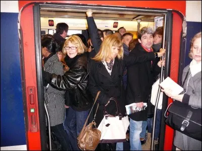 Dans les transports en commun, lorsque la rame est bondée, tu es incommodé ou écrasé par les autres passagers. Comment réagis-tu ?