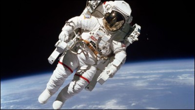 Dans cette situation, comment est la gravité exercé sur cette astronaute ?