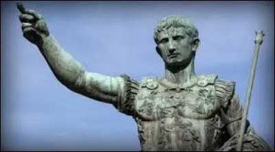 Qui honore-t-on avec le mois de juillet ?