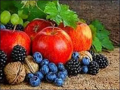 Familièrement, c'est une personne bête, niaise :