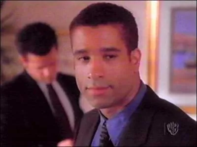 Comment s'appelle le policier qui aide les trois soeurs ?