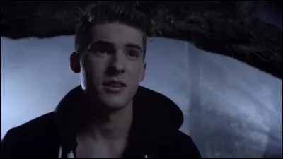 Qui envoie Theo rejoindre sa sur ?