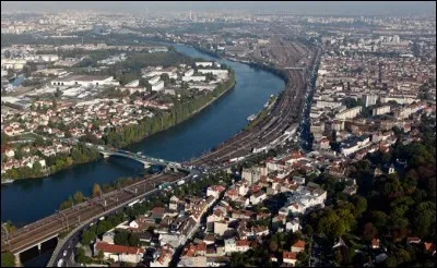 Cette ville d'Ile-de-France de 32 000 habitants, bordée par la Seine, connue pour sa grande gare de triage, c'est :
