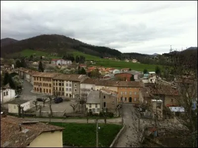 Cette commune de l'Ariège, entre la ville de Lavelanet et la colline de Monségur, c'est