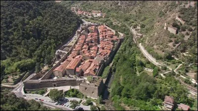 Cette petite cité fortifiée du Roussillon, dans la vallée de la Têt, c'est :