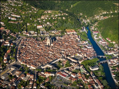 Cette ville de 12 000 habitants, sous-préfecture de l'Aveyron, classée "ville d'art et d'histoire", c'est :