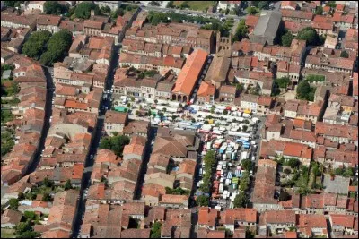 Cette petite ville de Haute-Garonne, en bordure du canal du Midi, c'est :