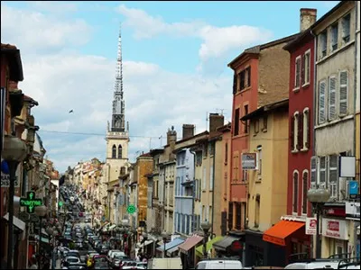 Cette ville de 35 000 habitants, capitale du Beaujolais, c'est :