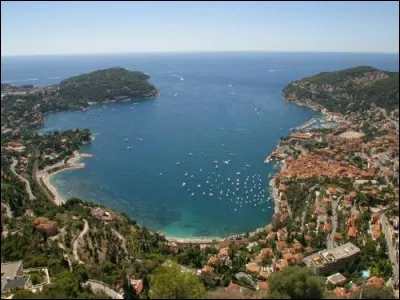 Cette petite ville des Alpes-Maritimes, en bordure de la Méditerranée, dont la rade a abrité de nombreuses flottes de guerre, c'est :
