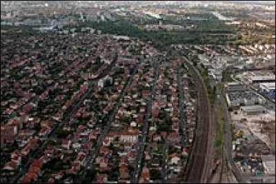 Encore en Ile-de-France, mais dans le Val-de-Marne, cette ville de 20 000 habitants se situe entre la Seine et l'aéroport d'Orly, c'est :
