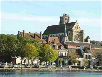 Cette petite ville de 5000 habitants, située sur l'Yonne, entre Sens et Joigny, c'est :