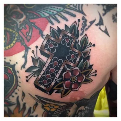 Quelle est la forme du tatouage de Prince qui se trouve sur son coude ?