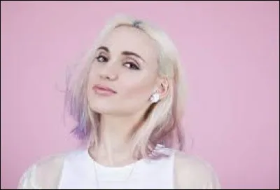 Comment s'appelle sa marque de bijoux ?