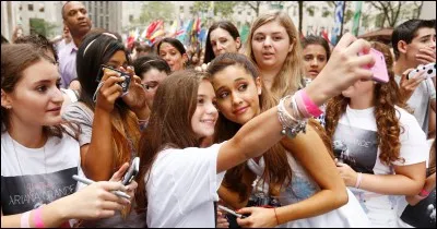 Quel est le nom de la fanbase d'Ariana ?