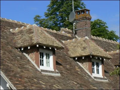 Comment se nomme cette avancée dans un toit ?