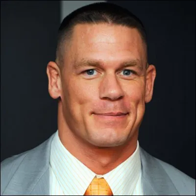 Quelle est la couleur de la tenue de John Cena en 2017 ?