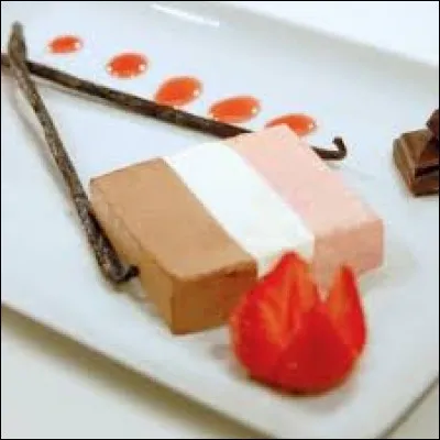 Les trois parfums d'une tranche napolitaine traditionnelle sont la vanille, le chocolat et la fraise.