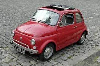 La voiture présentée sur la photo est une Fiat 500.