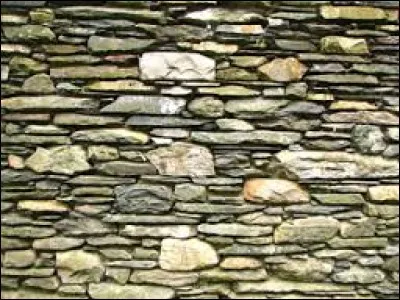 Sur l'image, vous pouvez voir, un mur en pierre s&egrave;che.