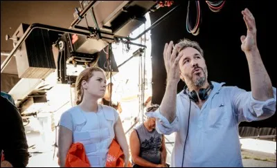 Il est possible de reconna&icirc;tre le film &agrave; son actrice, ici en photo avec son r&eacute;alisateur, Denis Villeneuve, ainsi qu'&agrave; sa tenue tout &agrave; fait particuli&egrave;re...
