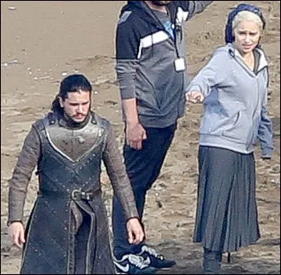 Pour ceux qui vont reconnaitre la s&eacute;rie dont il est question, la tenue de la jeune femme, stricte et tr&egrave;s &eacute;loign&eacute;e en tous points de vue de celle de son personnage, pourra amuser...