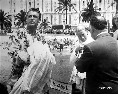 Reconnaissez-vous ce film, dont on voit ici le r&eacute;alisateur de dos, et dont on lit le nom d'un des acteurs fran&ccedil;ais de la distribution, sur le dossier d'un si&egrave;ge&nbsp;?