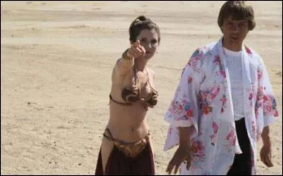 N'est-il pas tout mignon tout blond en peignoir &agrave; fleurs&nbsp;? Est-ce une tenue pour le sauveur de la galaxie&nbsp;?Sur quel tournage est-on&nbsp;?