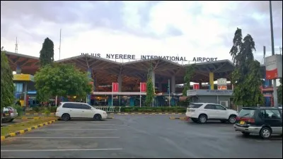 Nous changeons de continent et arrivons à l'aéroport international Julius-Nyerere. C'est le principal aéroport du pays, dans la plus grande ville mais qui n'est pas la capitale. Où sommes-nous ?
